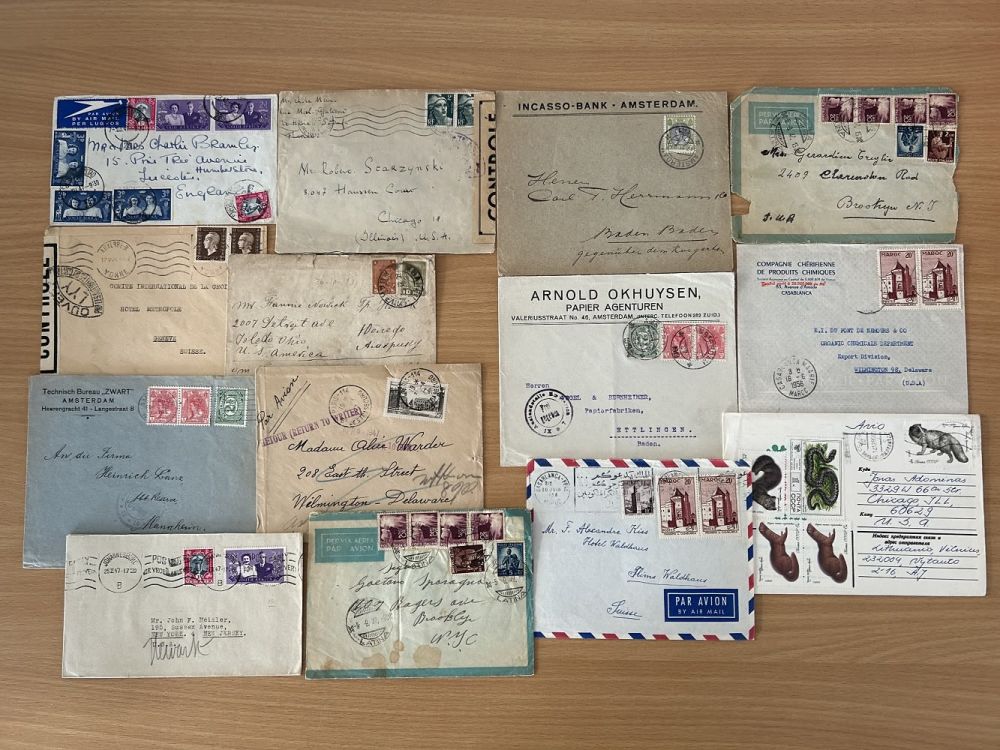 Lot 600: 30 vintage airmail covers with WW2 Censors. Various...