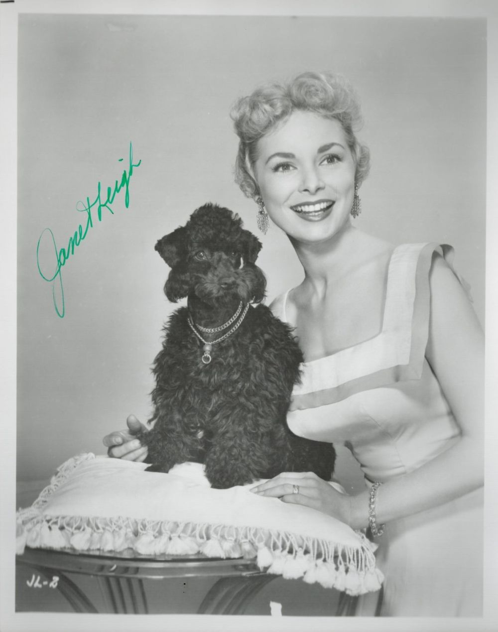 Lot 386: Janet Leigh signed 10x8 vintage black and white...