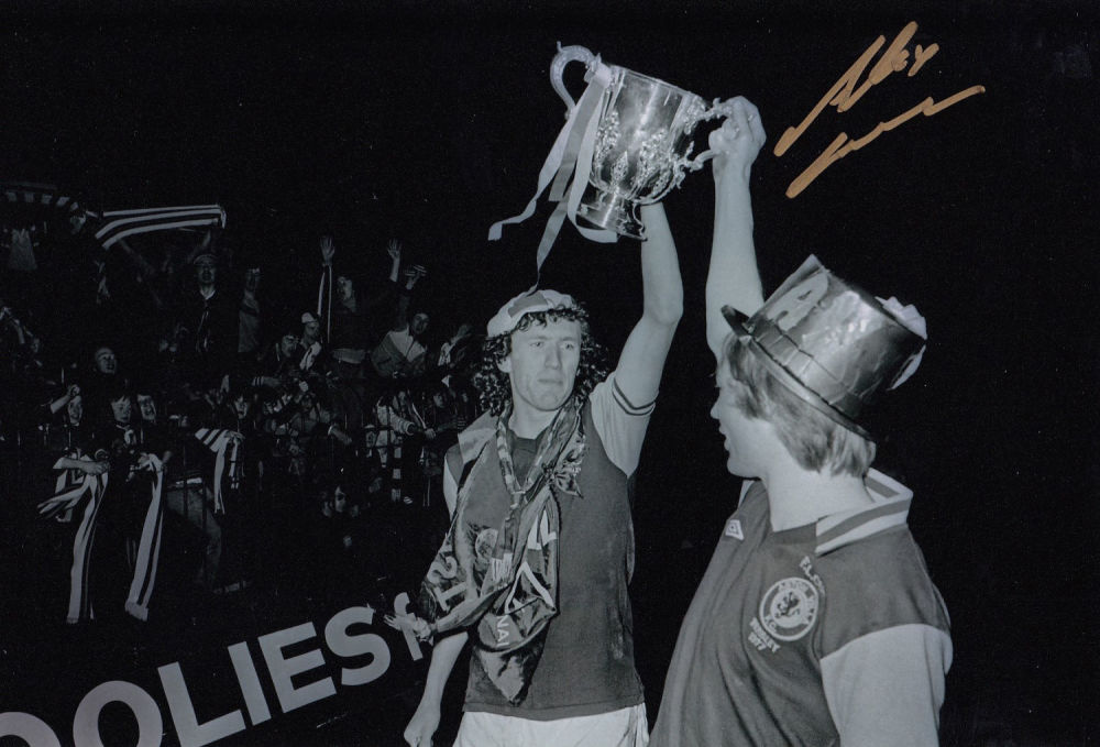 Lot 257: Autographed Alex Cropley 12 X 8 Photo :...
