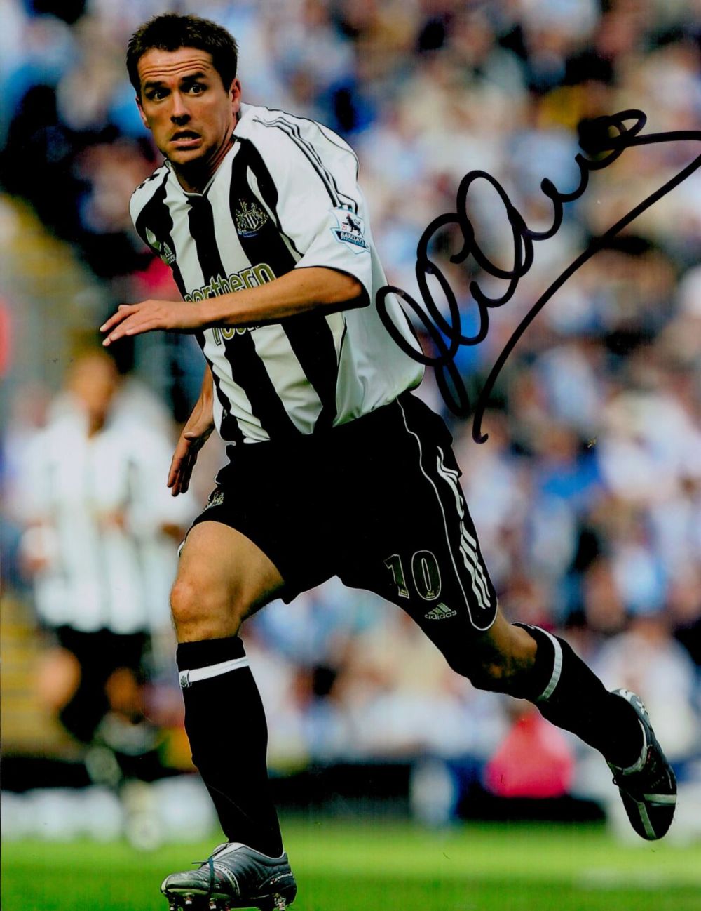 Lot 659: Michael Owen Signed 10x8 inch Colour Newcastle Utd...