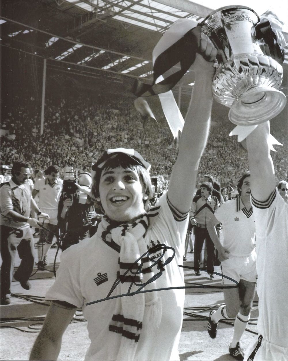 Lot 615: Football Geoff Pike 10x8 Signed B/W Photo Pictured...