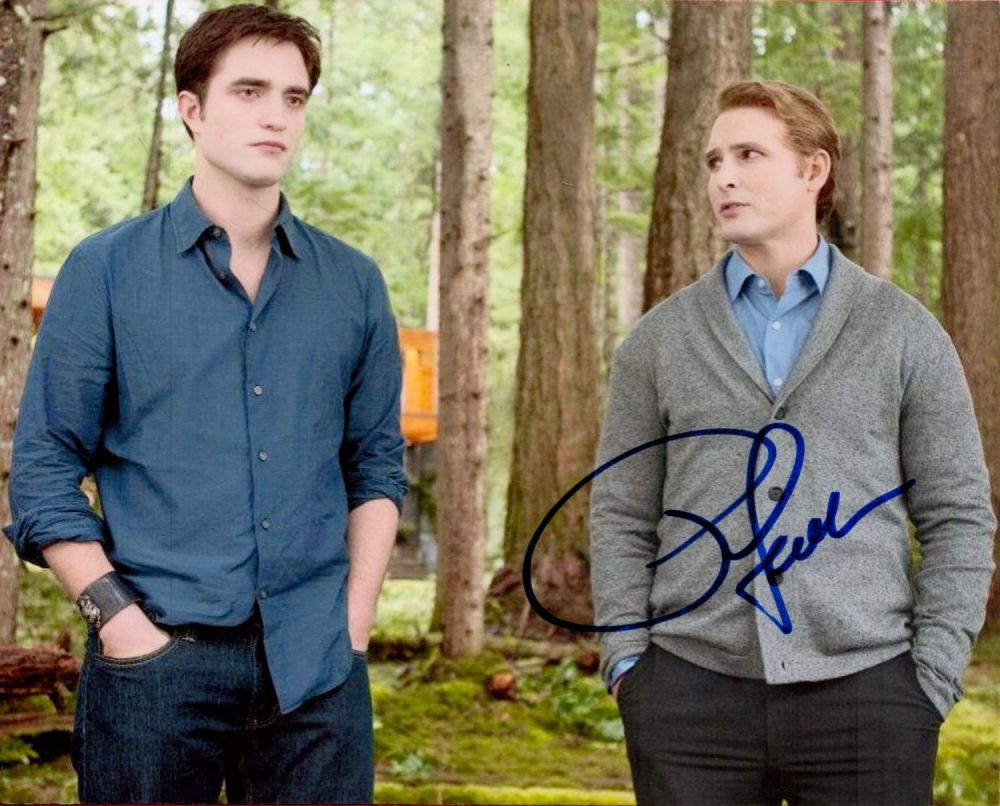 Lot 182: Peter Facinelli (Carlisle Cullen) Signed 10x8 inch Colour...
