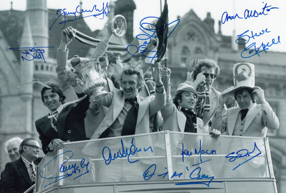 Lot 189: Football Signed Man United 1977 12 X 8...