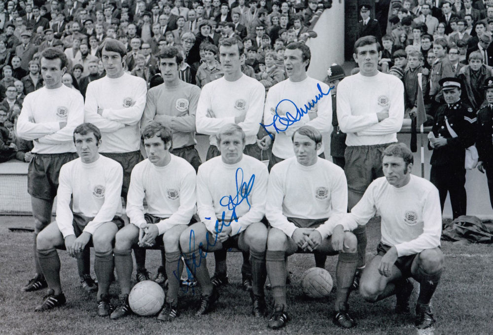 Lot 579: Autographed Football League Xi 12 X 8 Photo:...