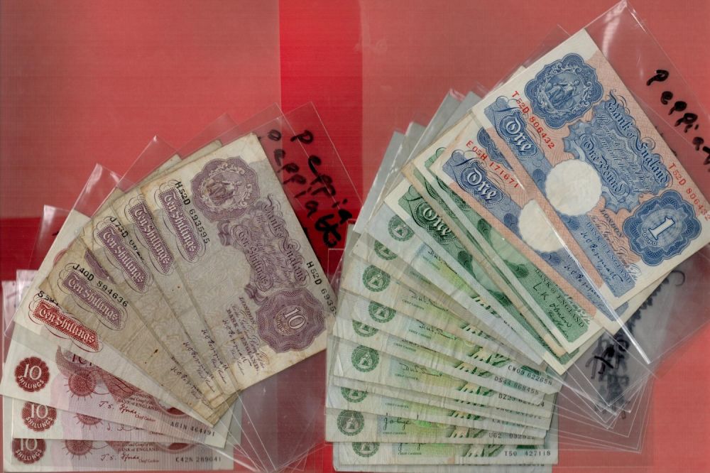 Lot 383: 24 x UK One Pound Notes and 8...
