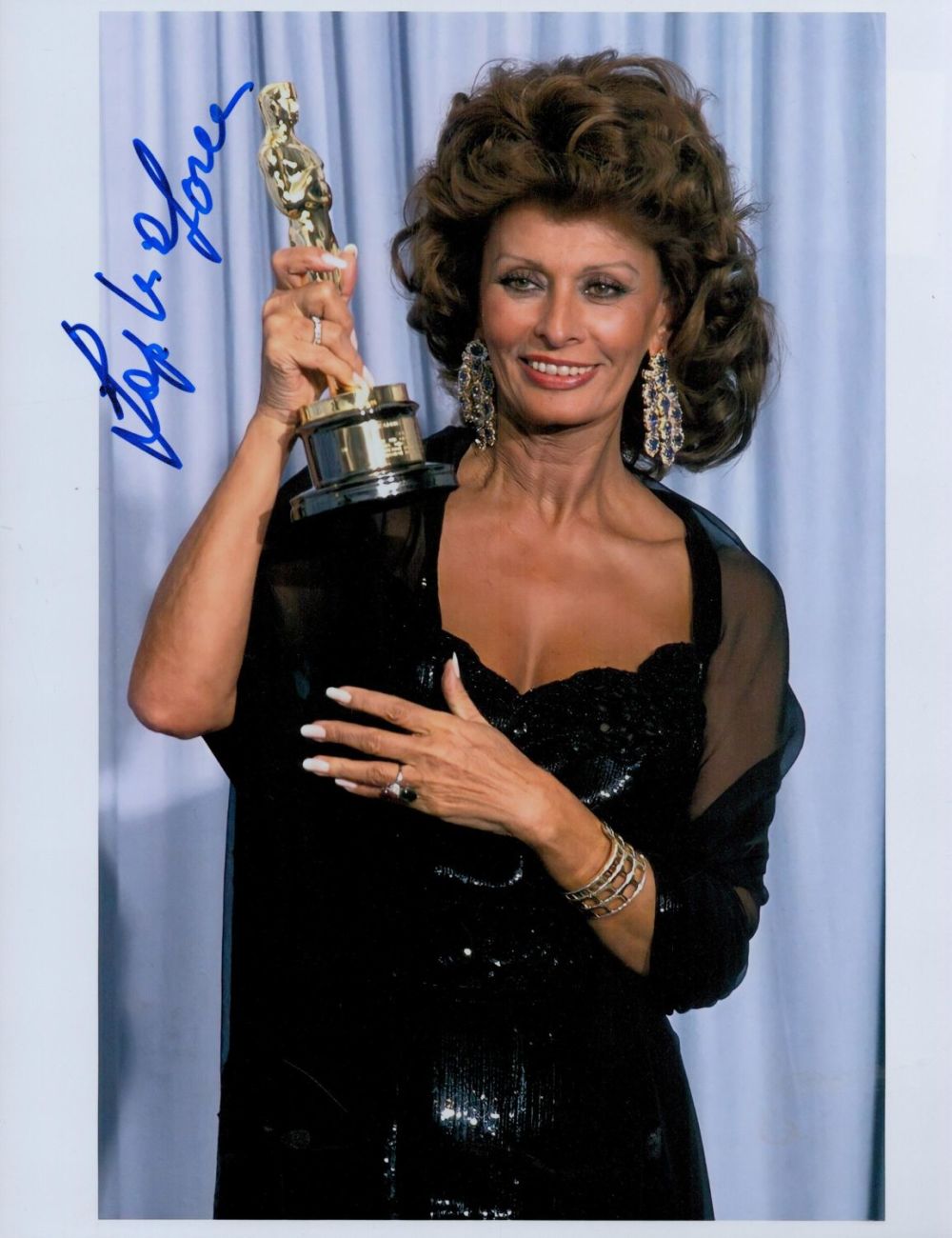 Lot 492: Sophia Loren signed 10x8 inch colour photo. Good...