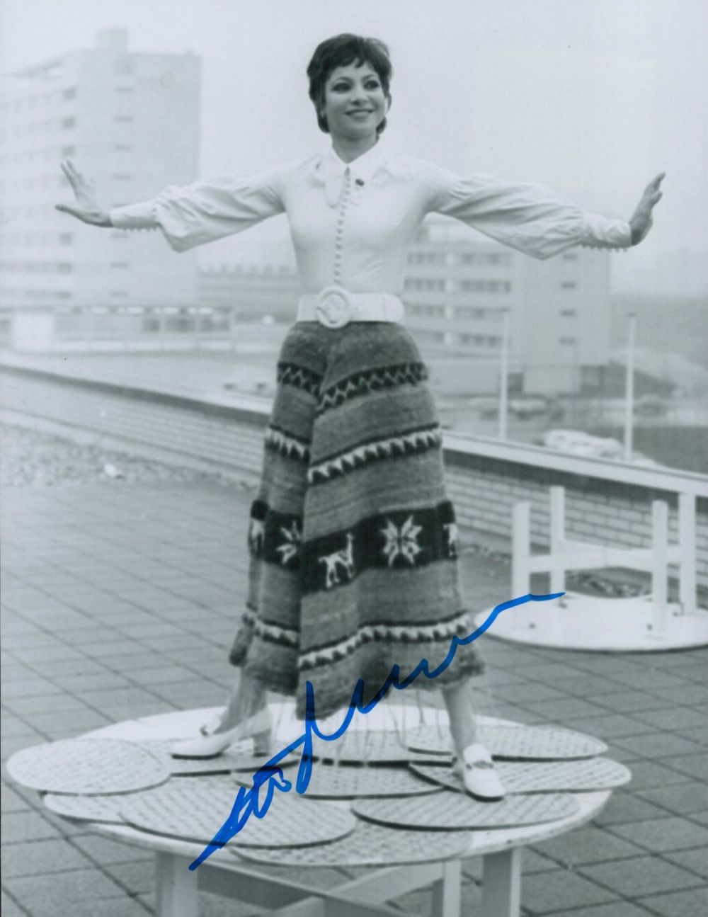 Lot 508: Esther Ofarim signed 10x8 inch black and white...