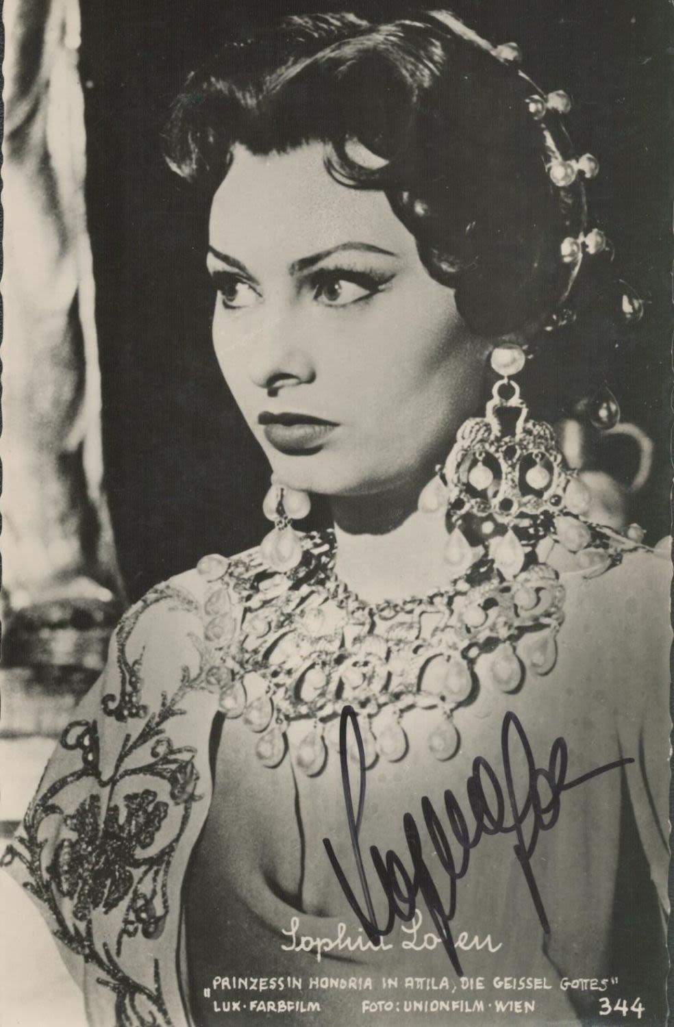 Lot 524: Sophia Loren Signed 5. 5x3. 5 Black and...