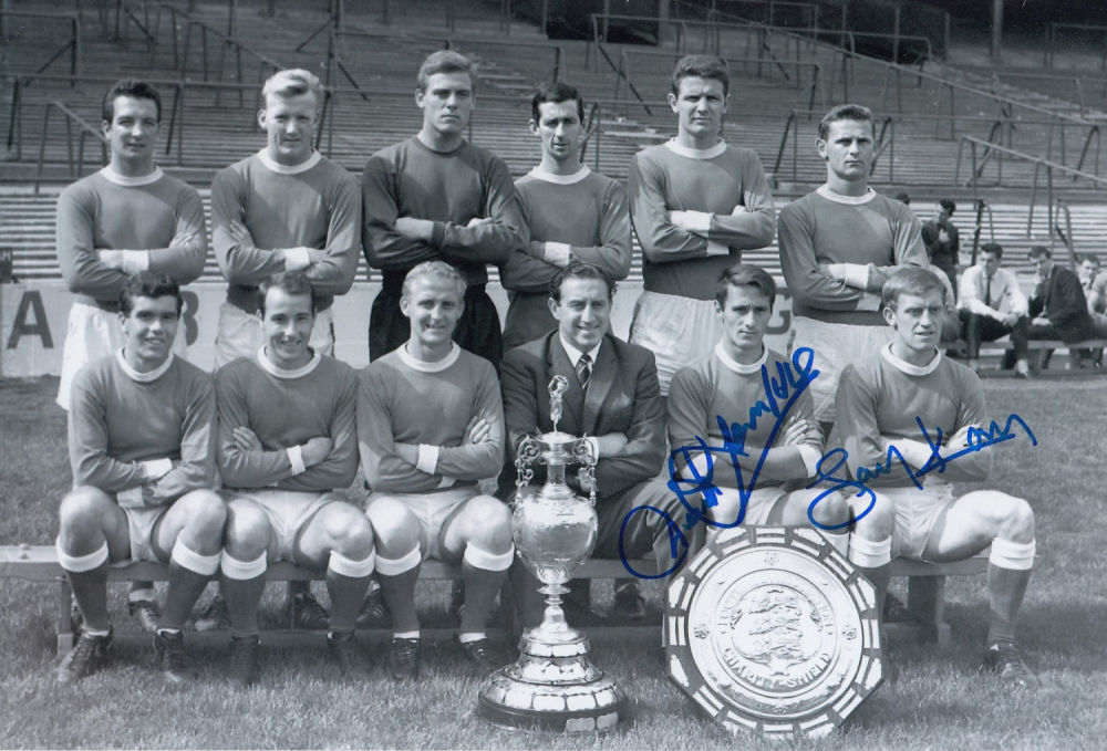 Lot 577: Football Autographed Everton 12 X 8 inch Photo:...