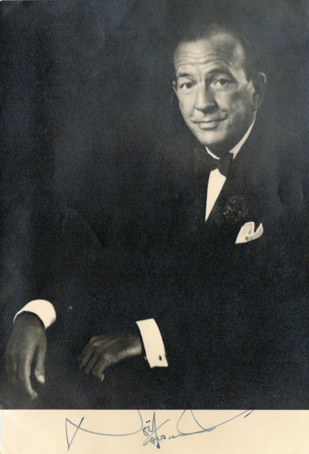 Lot 701: Noel Coward signed 8x6 vintage photo. Good condition....