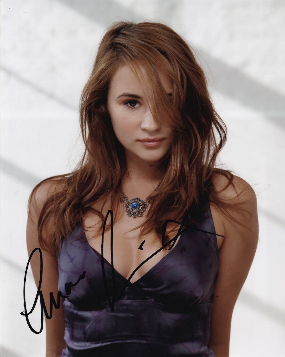 Lot 133: Emma Pierson, Hotel Babylon Actress signed 10x8 approx...