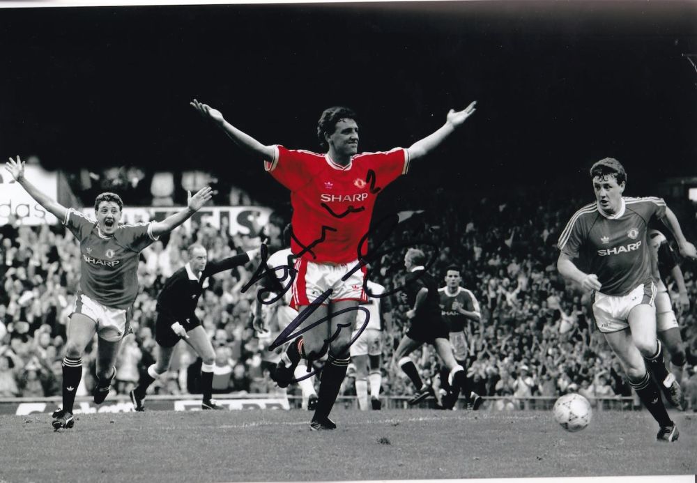 Lot 167: Steve Bruce, Former Manchester United Player signed 12x8...