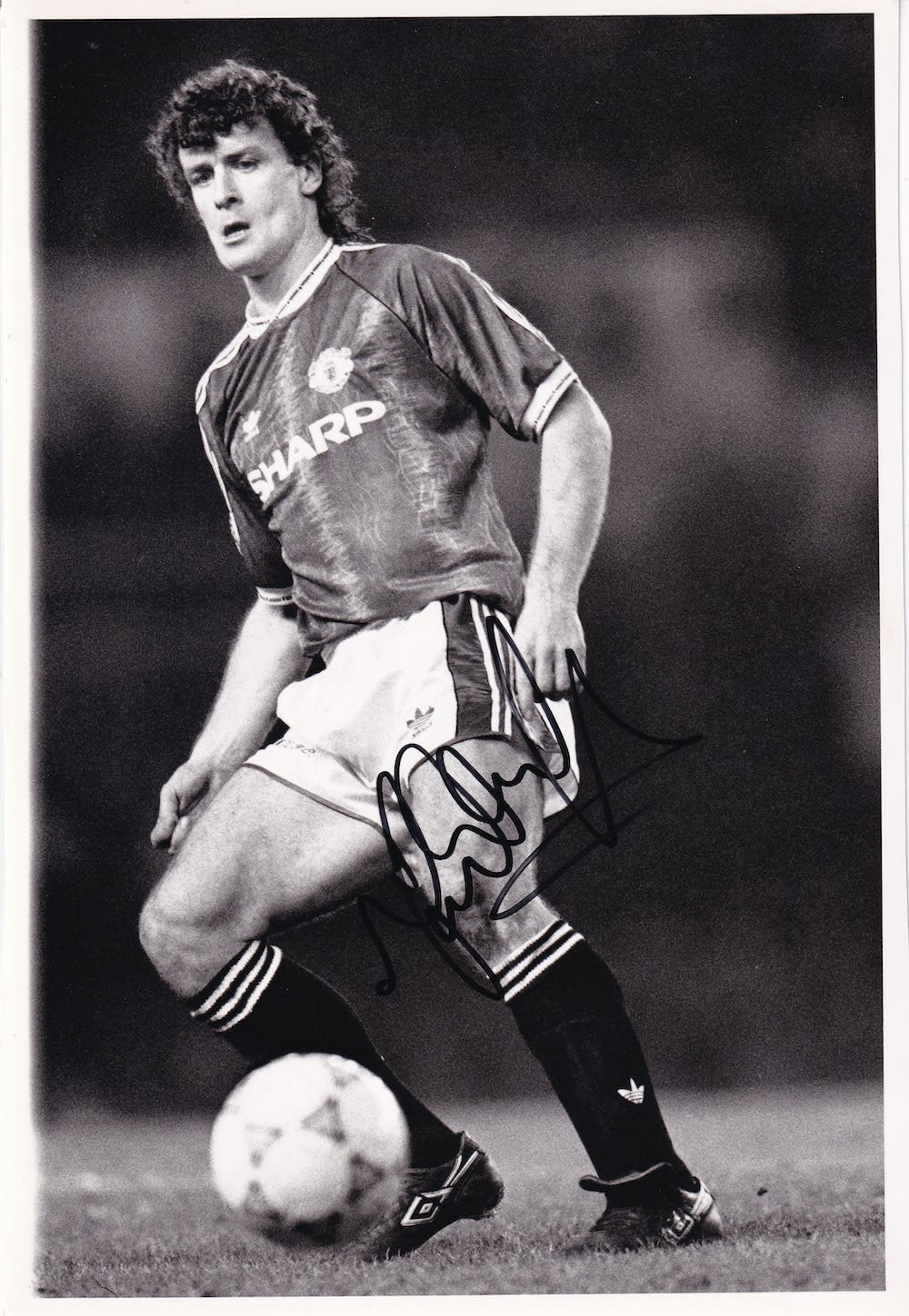 Lot 169: Mark Hughes, Former Manchester United Player signed 10x7...