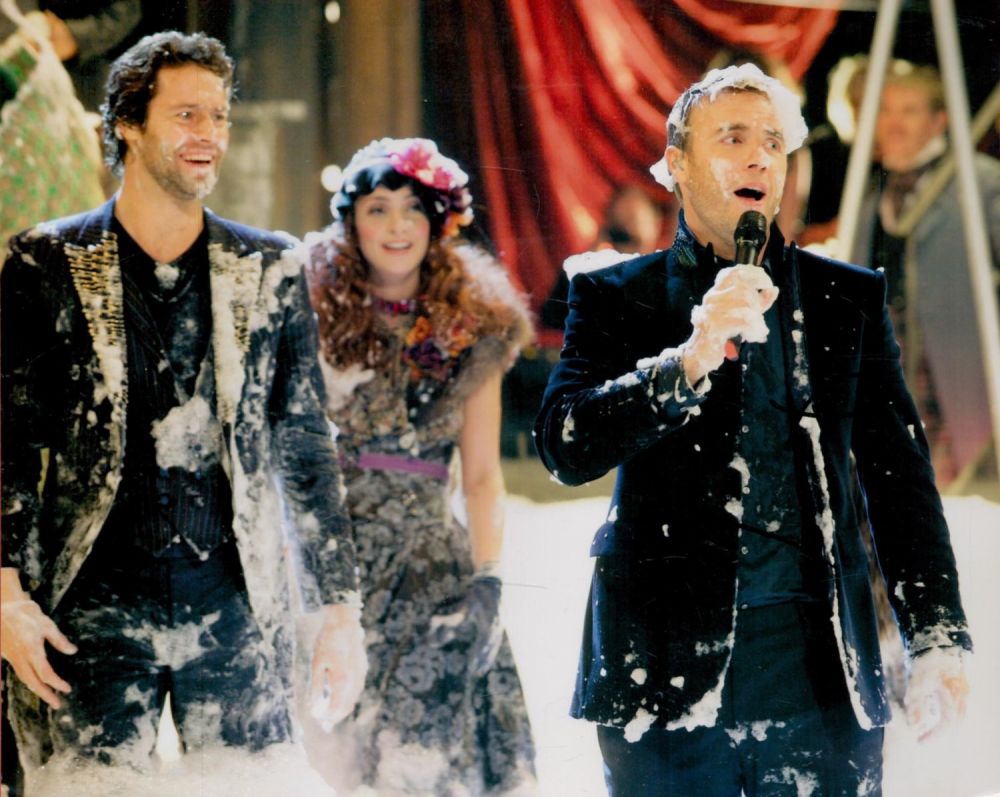 Lot 286: Gary Barlow (Take That) Signed 10 x 8...