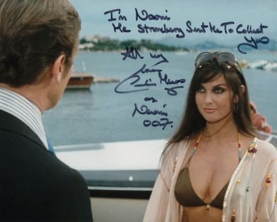 007 James Bond movie The Spy Who Loved Me 8x10 photo signed by actress Caroline Munro with hand