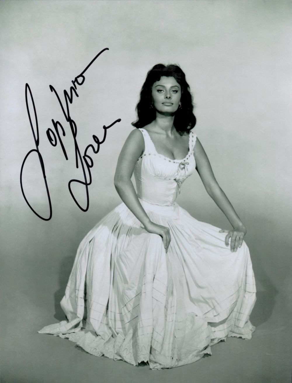 Lot 206: Sophia Loren signed 10x8 black and white photo....