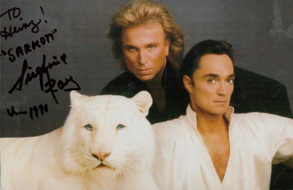 Lot 236: Siegfried and Roy signed 8x5 colour photo. Siegfried...