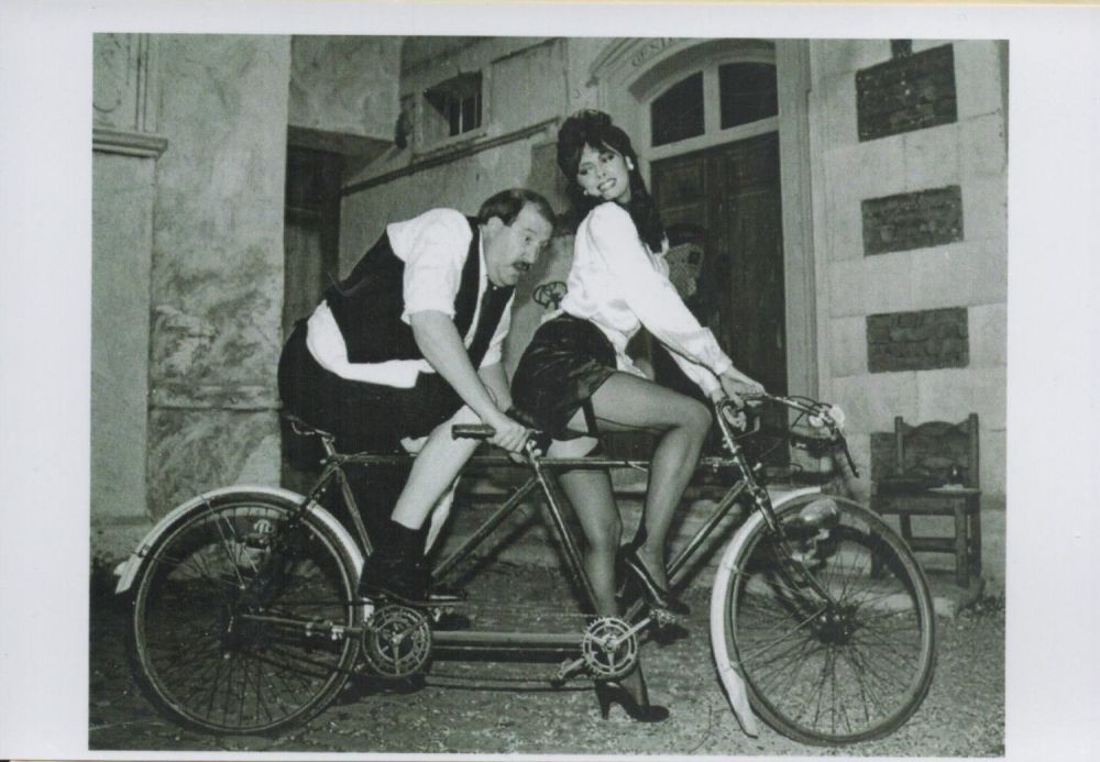 Lot 320: Gorden Kaye Signed Black and White Promo Photo...