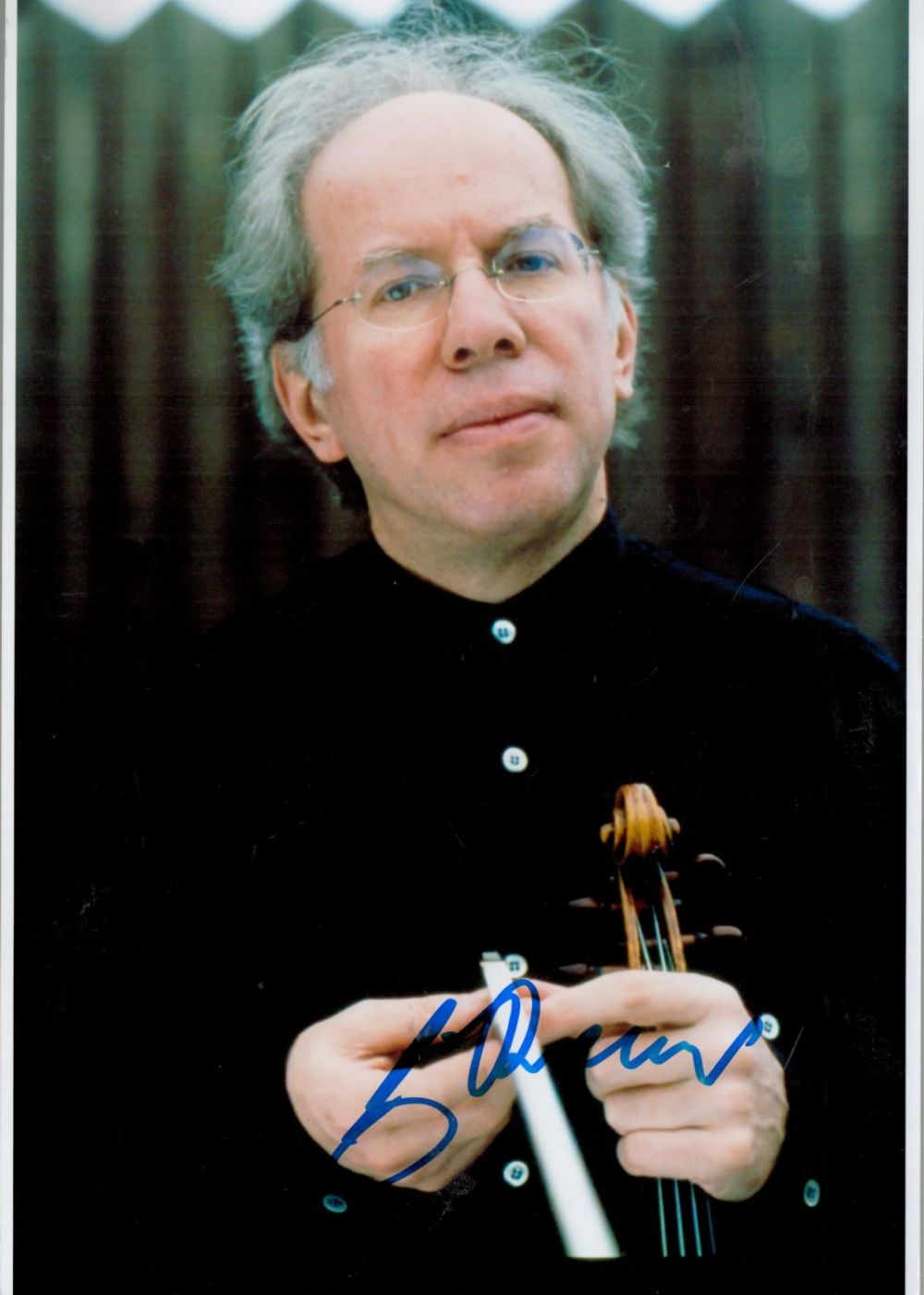 Lot 412: Gidon Kremer signed 12x8IN colour photo. Kremer (Latvian:...