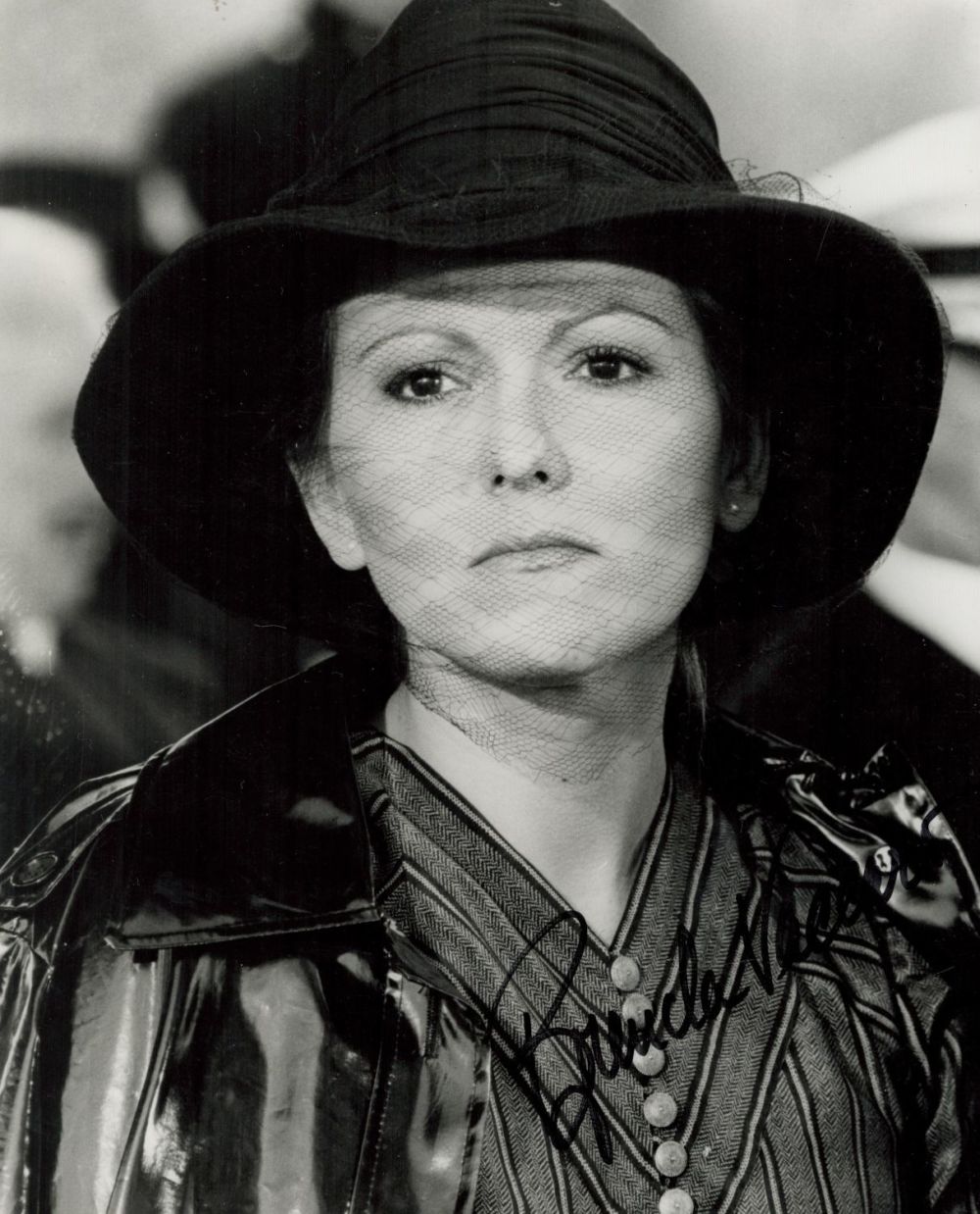 Lot 673: Brenda Vaccaro signed 10x8IN black and white photo....