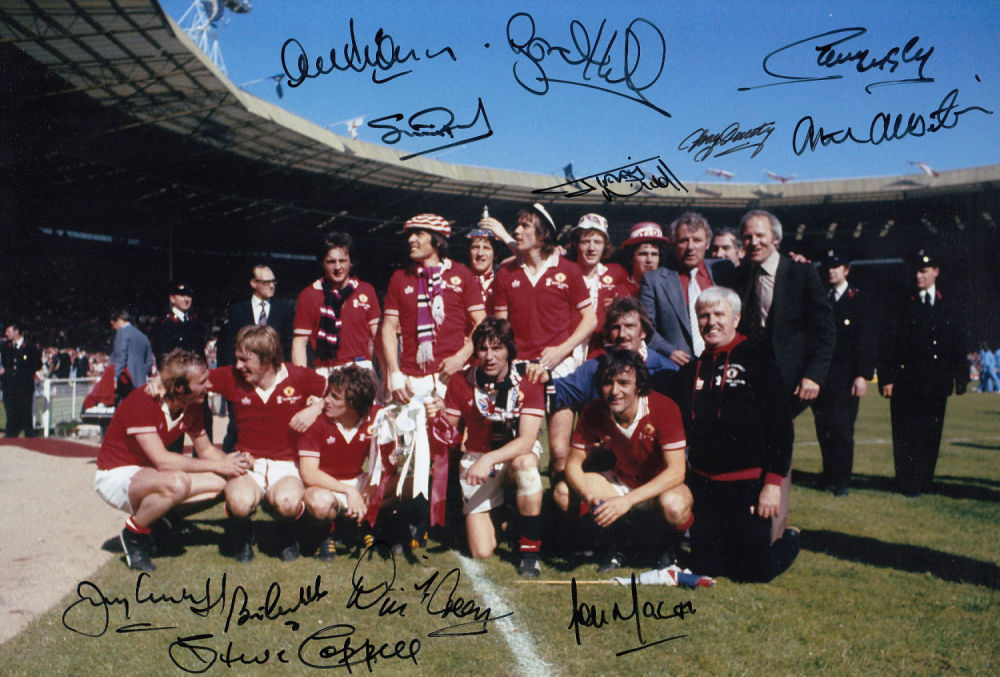 Lot 174: Autographed MAN UNITED 1977 12 x 8 photo...