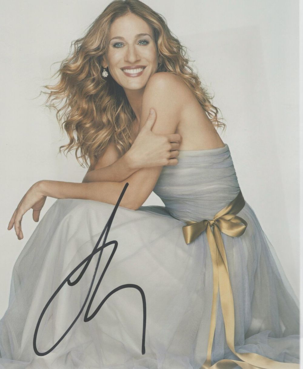 Lot 500: Sarah Jessica Parker signed 10x8 inches colour photo....