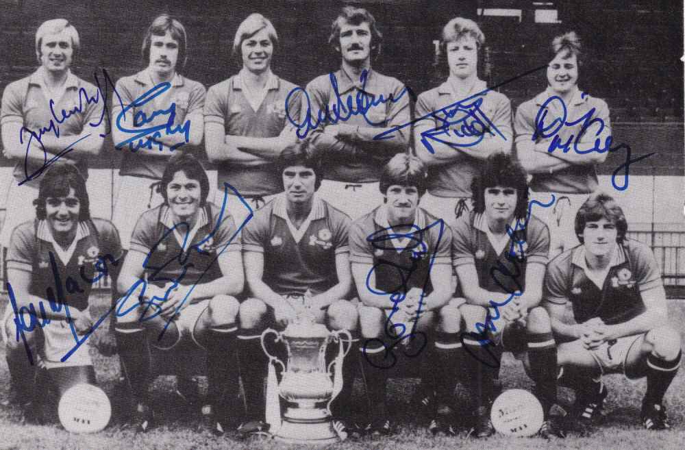 Lot 609: Football Autographed Man United 1977 : B/W Cutting...