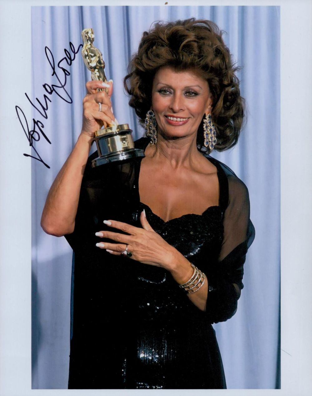 Lot 674: Sophia Loren signed 10x8 colour photo. Good Condition....