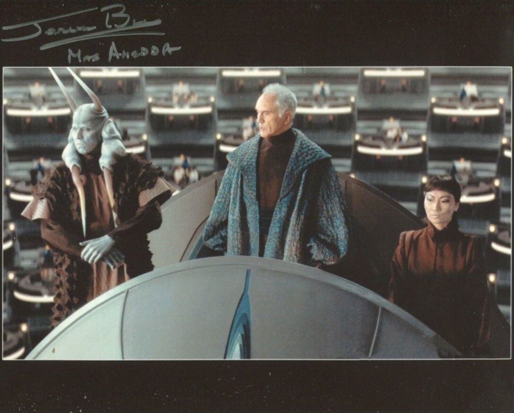 Lot 136: The Phantom Menace Star Wars scene 8x10 photo...