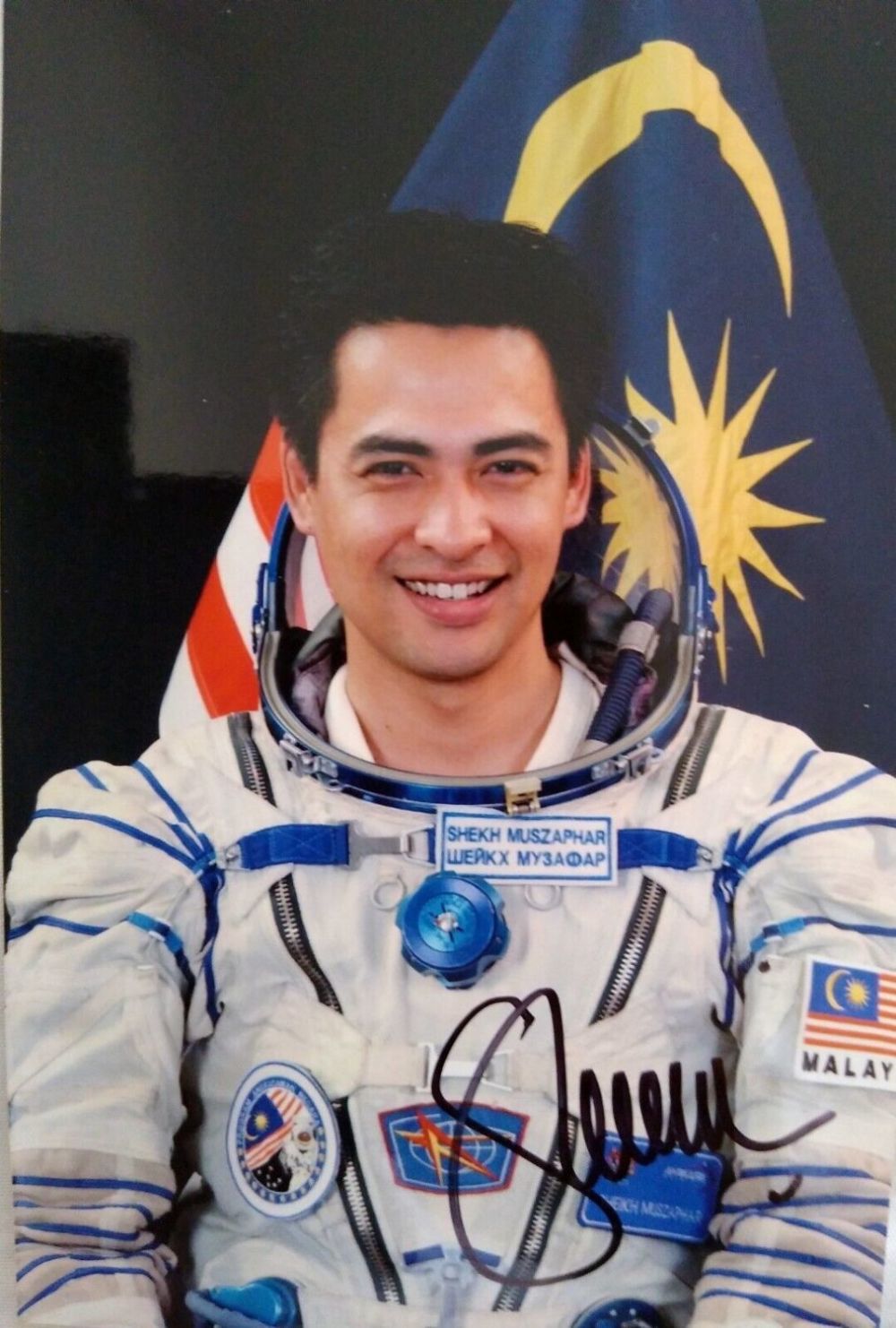 Lot 144: Malaysian Cosmonaut Sheikh Muszaphar signed colour portrait photo...