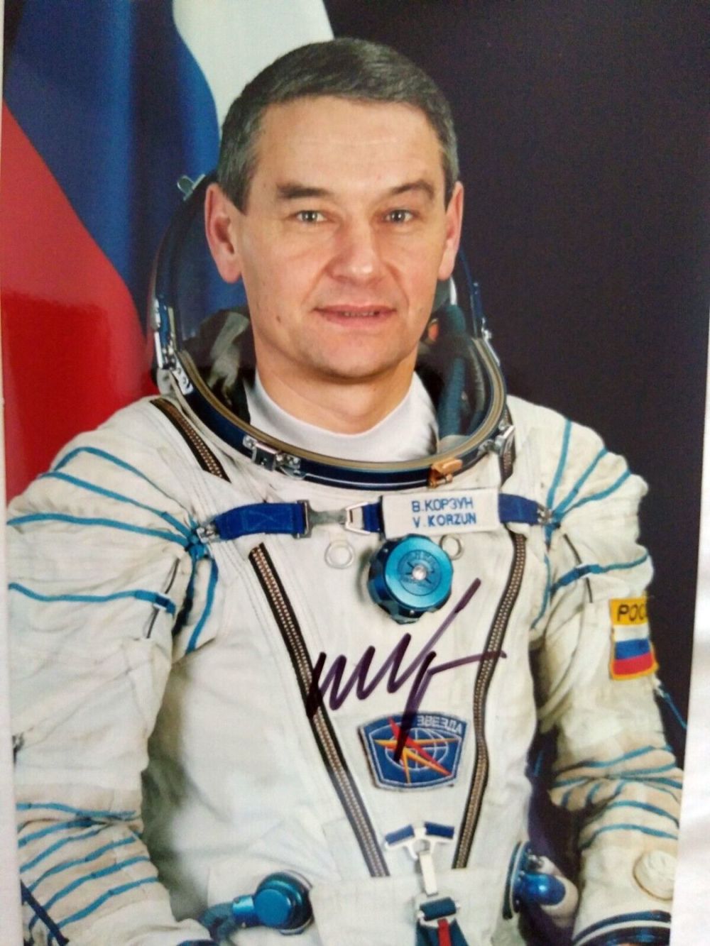 Lot 162: Cosmonaut Valery Korzun signed colour portrait photo 8...