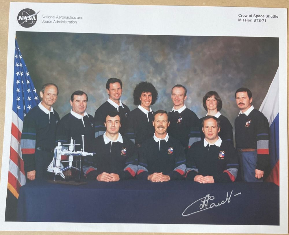 Lot 228: Space Shuttle Astronaut Anatoly Solovyev signed 10 x...