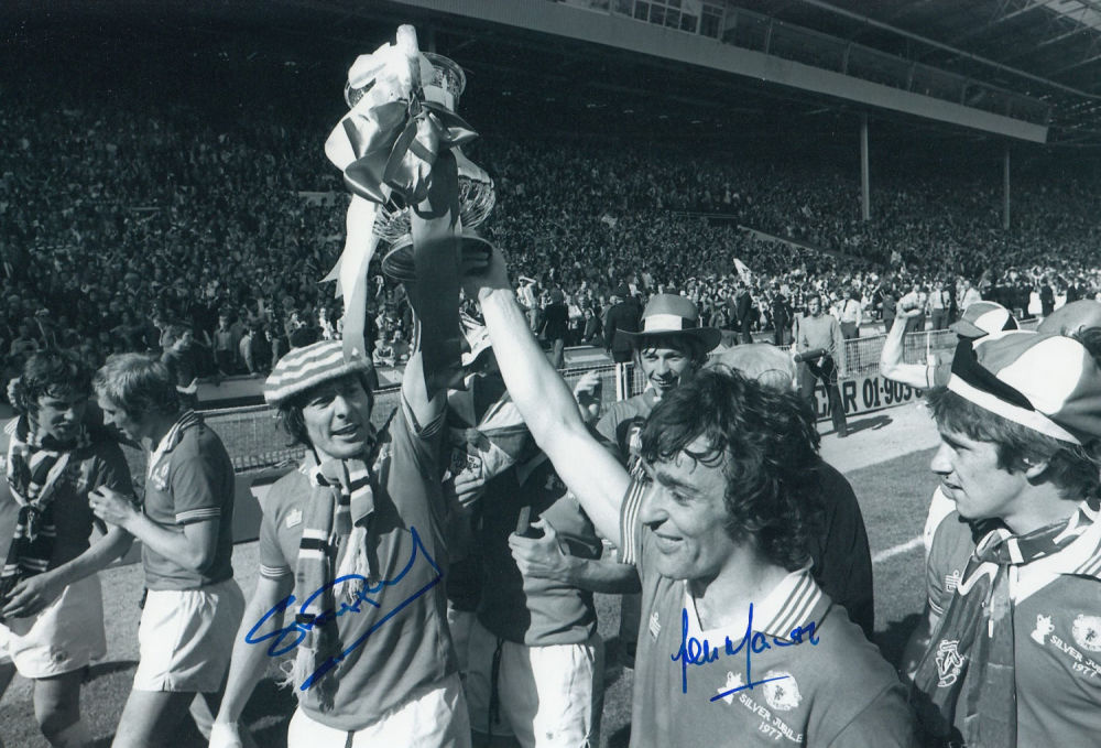 Lot 418: Autographed Man United 12 X 8 Photo: B/W,...