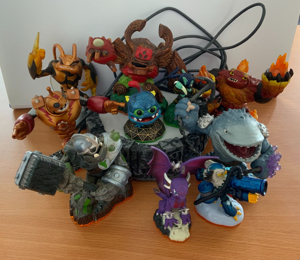 Lot 43: Skylanders Wii PS3 portal of power collection. Skylanders...