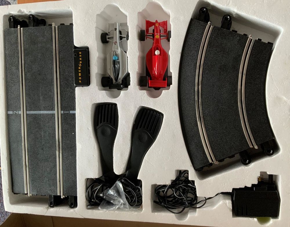 Lot 70: Scalextric Grand Prix Oval Set (F1 Team Shell...