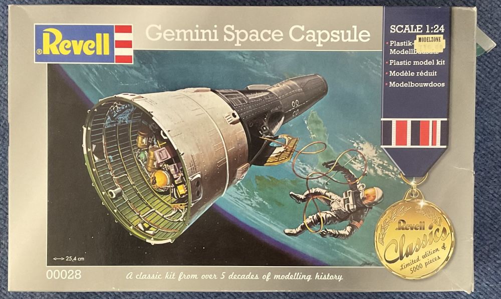 Lot 124: Gemini Space Capsule Plastic Model Kit (scale 1:24...