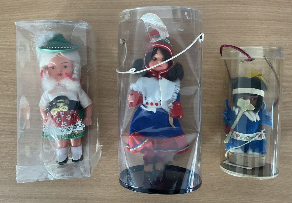 Lot 279: 3 x Collectors Dolls, a group of three...