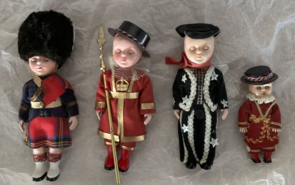Lot 281: 4 x Collectors Dolls, a group of four...