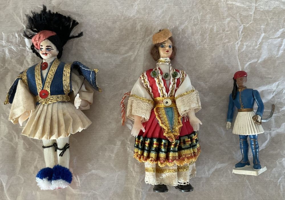 Lot 289: 3 x Collectors Dolls, a group of three...