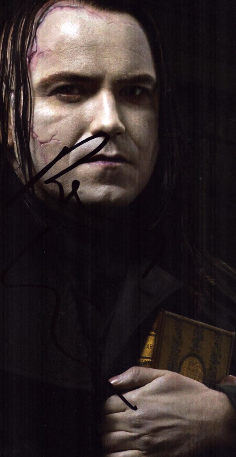 Lot 73: Rory Kinnear signed 10x8 inches colour photo. Good...