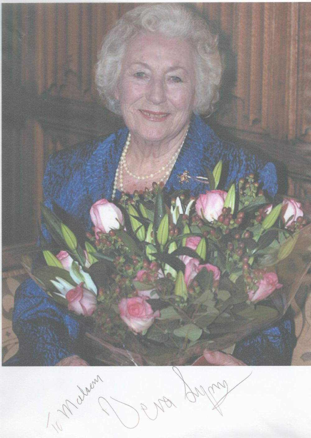 Lot 202: vera Lynn signed A4 sheet. Signed below colour...