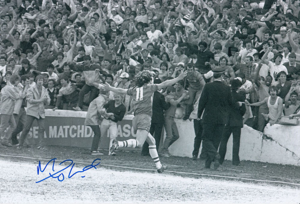 Lot 404: Football Autographed Mickey Thomas 12 X 8 Photo:...