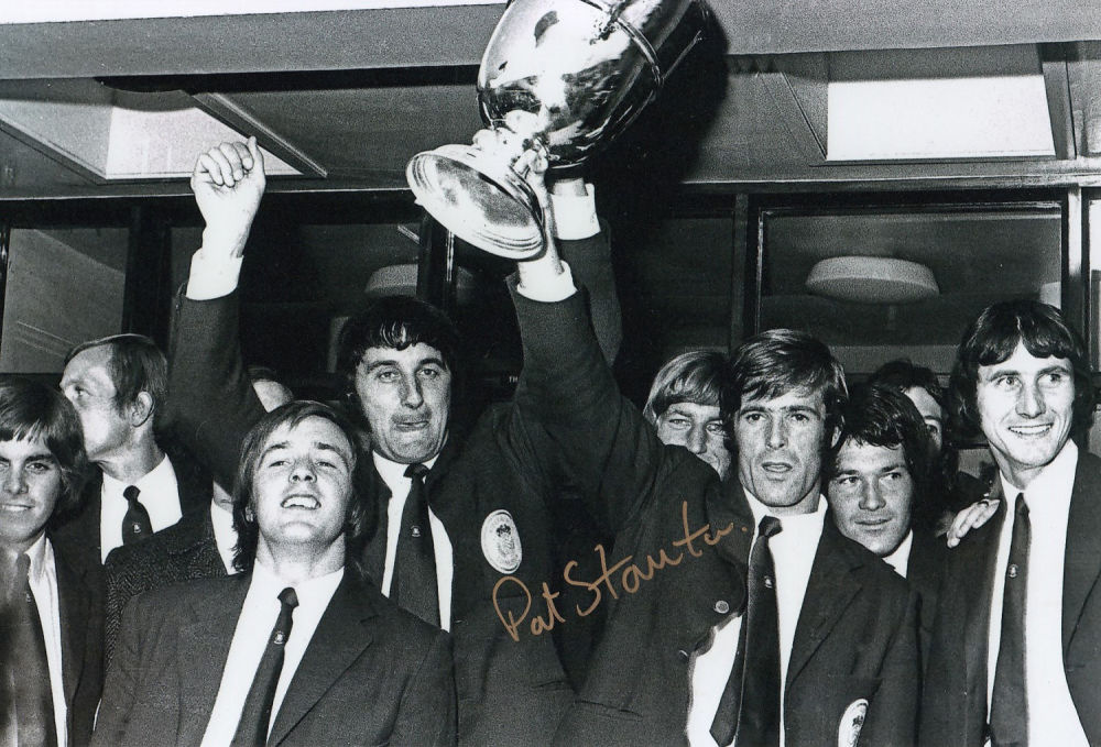 Lot 409: Football Autographed Pat Stanton 12 X 8 Photo:...