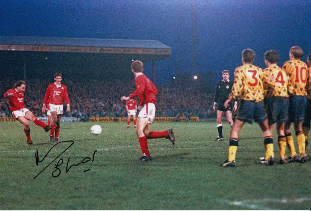 Lot 426: Football Autographed Mickey Thomas 12 X 8 Photo:...