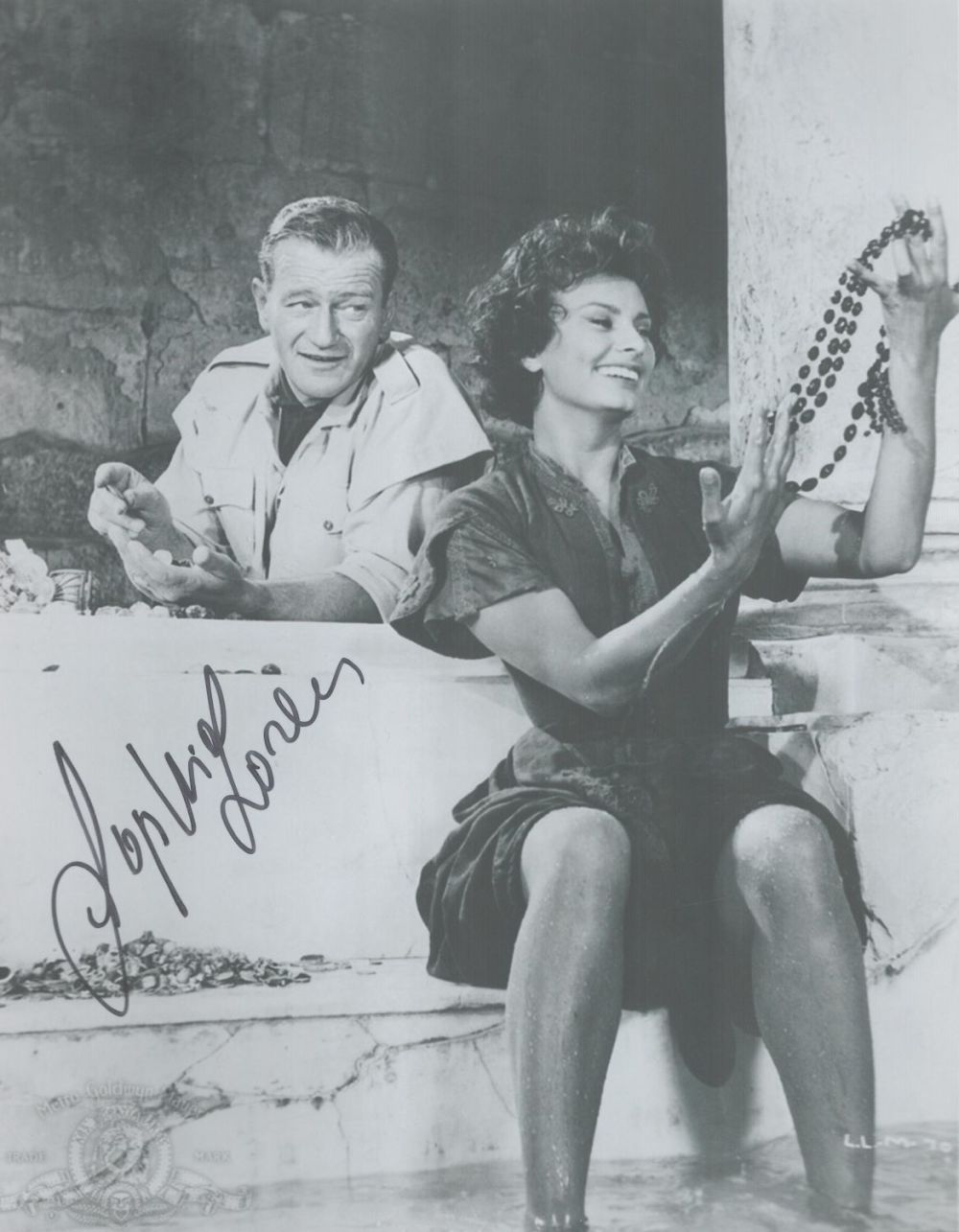 Lot 583: Sophia Loren signed 10x8 black and white photo....