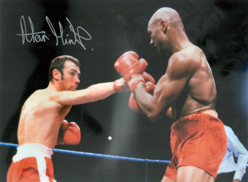 Lot 655: Boxing Alan Minter signed 16x12 inch colour photo...