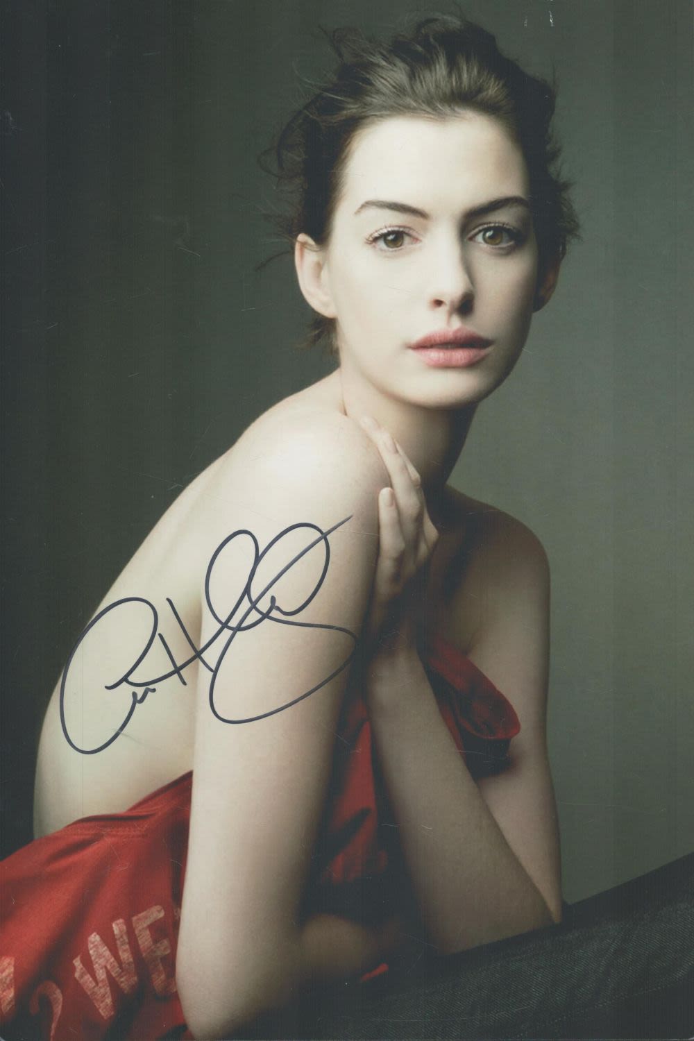 Lot 720: Anne Hathaway signed 12x8 inch colour photo. Good...