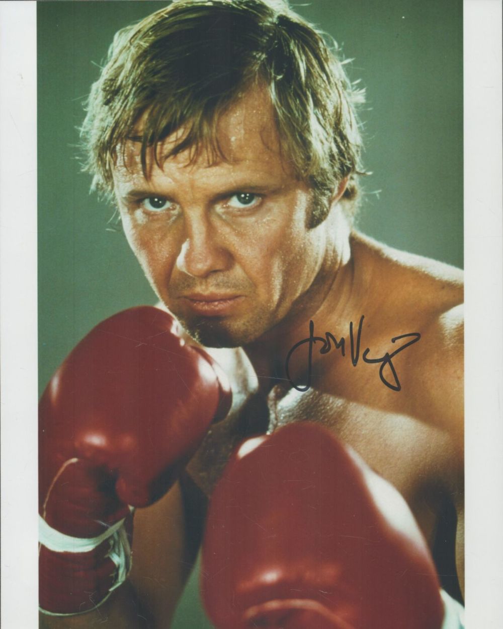Lot 724: John Voight signed 10x8 inch colour photo. Good...