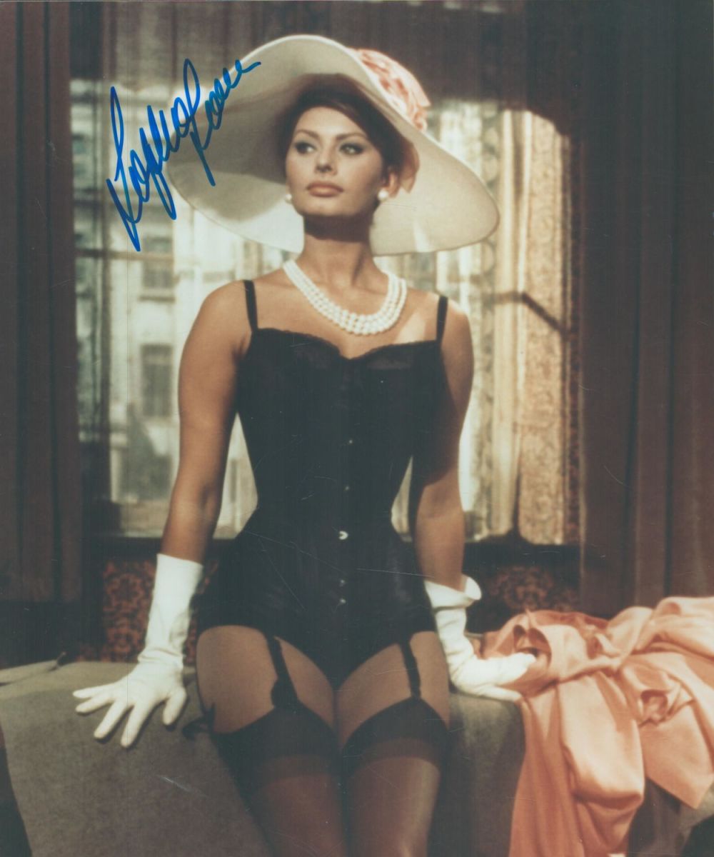 Lot 726: Sophia Loren signed 12x8 inch stunning colour photo....
