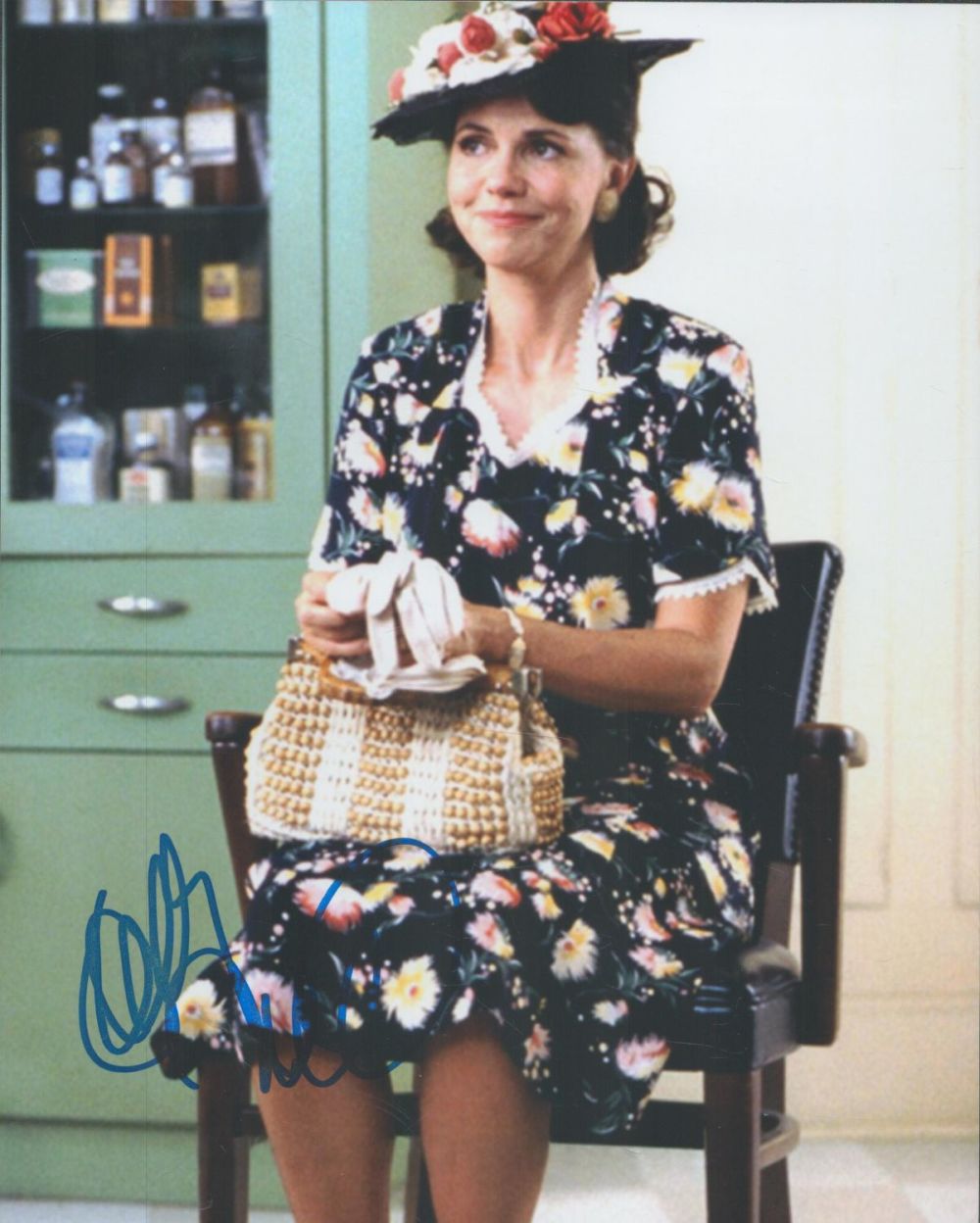 Lot 727: Sally Field signed 10x8 inch colour photo. Good...